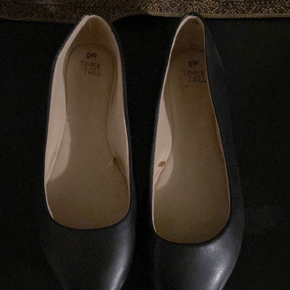 Size 6W. Black slip ons. New.